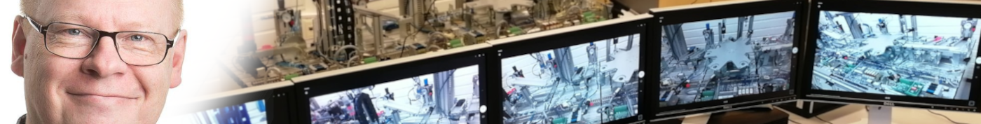 Tietokoneiden näyttöjä, joissa näkyy kuvaa automaatiolaboratorion laitteistosta. Monitoreiden takana näkyy sama laitteisto kuin kuvissa.
