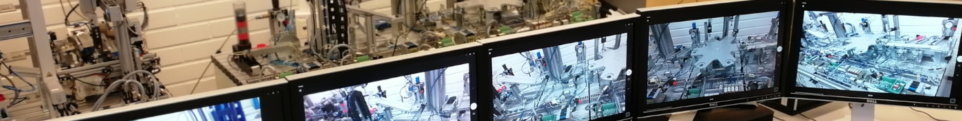 Tietokoneiden näyttöjä, joissa näkyy kuvaa automaatiolaboratorion laitteistosta. Monitoreiden takana näkyy sama laitteisto kuin kuvissa.
